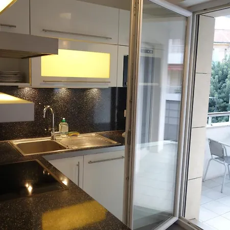 Apartament Large Bright Studio With Terrace In The Center Of Antibes